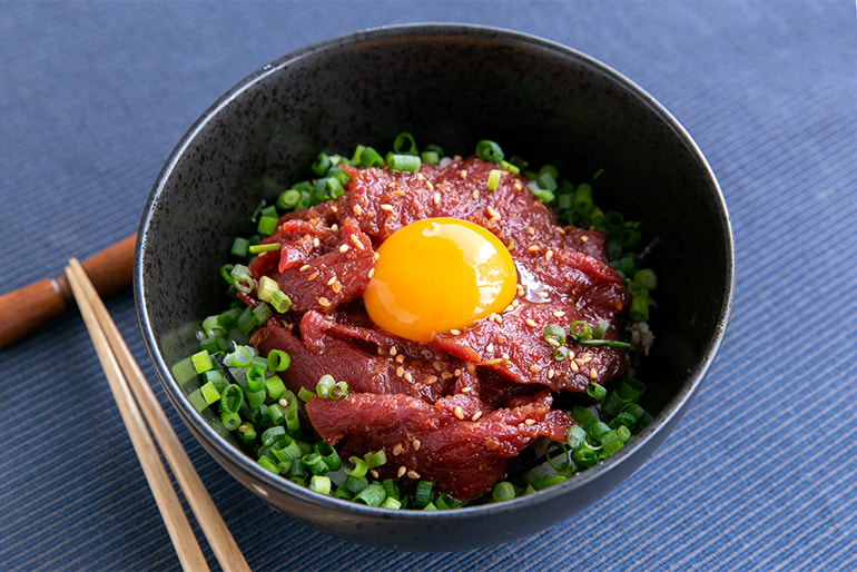 長井名物 馬さし – 肉匠えんどう