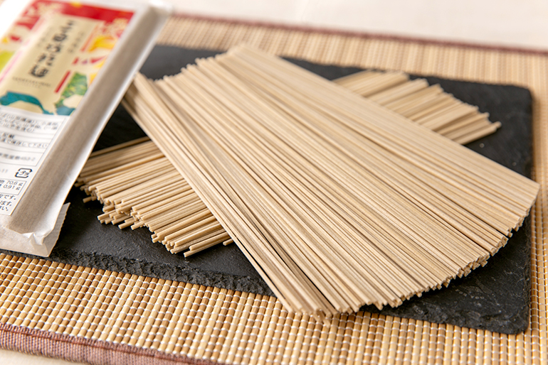 ヤマコンの看板商品に、名店のお蕎麦をセットにしてお届け