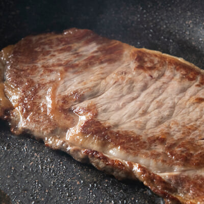 ステーキはとろける食感と脂の甘みが魅力