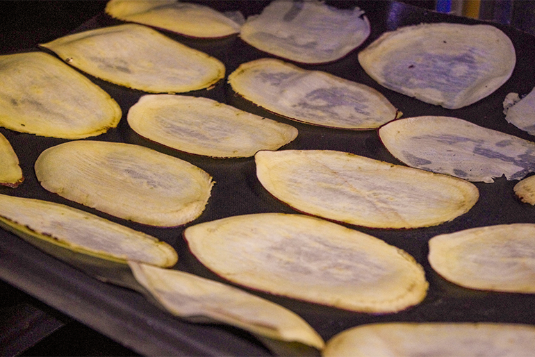 手間をかけた焼き上げ作業