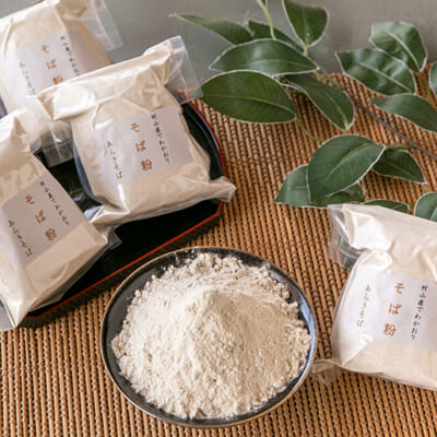 あらきそばが自家製粉した、香り高いそば粉です！