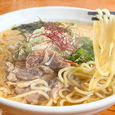 中太ちぢれ麺に、鶏だしのつゆが絡んで美味しい！