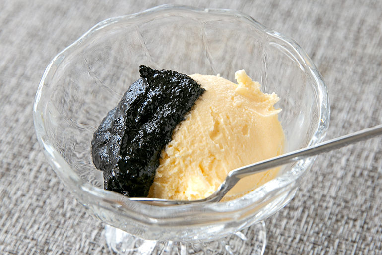 余ったごま餡は、アイスにトッピング!