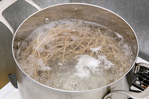 2. 熱湯で麺を茹でる