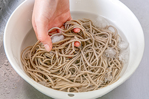 3. 氷水で引き締める