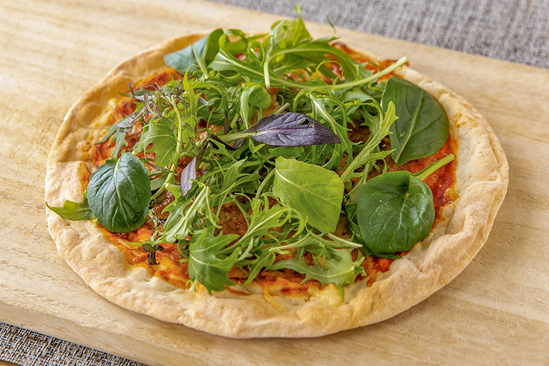 目にも鮮やか！ベビーリーフがピザを贅沢に彩ります