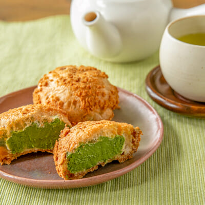 抹茶カスタードがたっぷり入ったシュークリーム