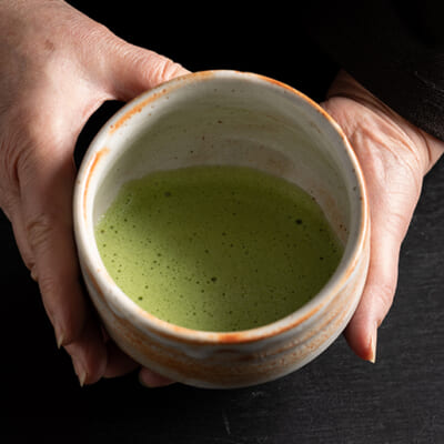 使用するのは、お点前にも使われる抹茶