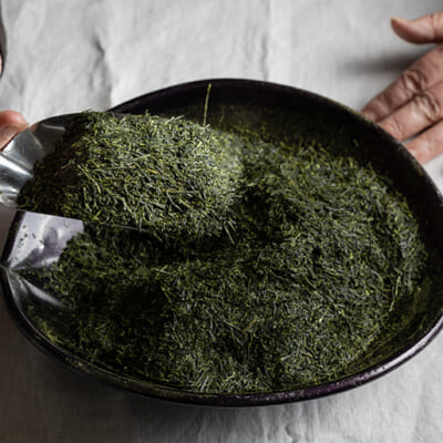 地元客に親しまれる日本茶専門店「緑茶園」