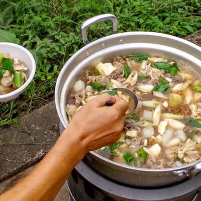 屋外で食べる芋煮は格別！