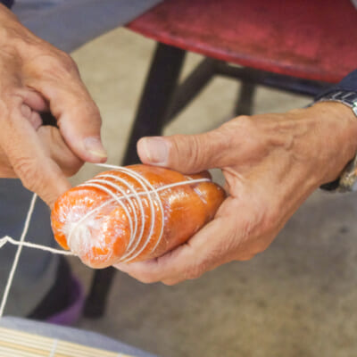 「縛り方」がポイントの柿巻作り