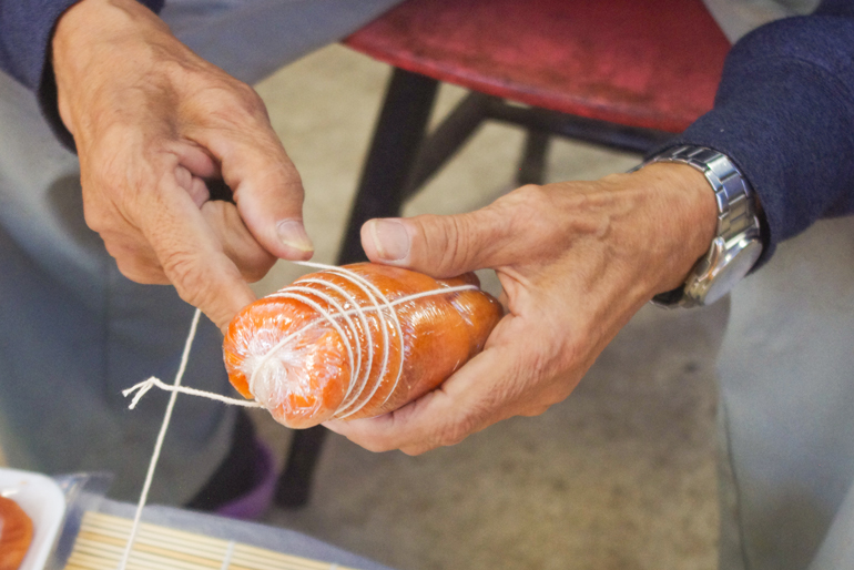 「縛り方」がポイントの柿巻作り