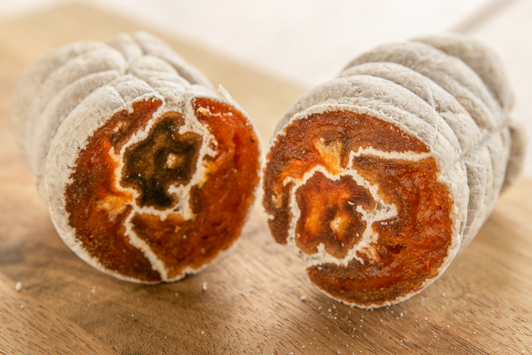 カットするたびに、さまざまな表情を見せる「柿巻」