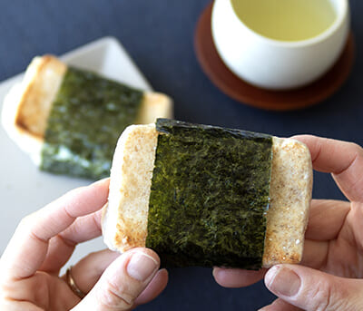 香ばしい風味がたまらない「玄米餅」