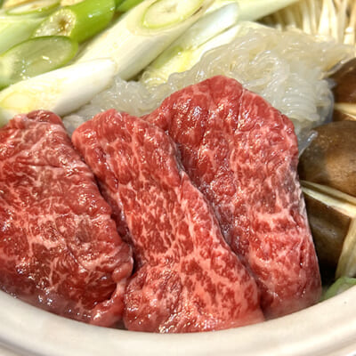 とろけるような食感を楽しめる、米沢牛のすき焼き