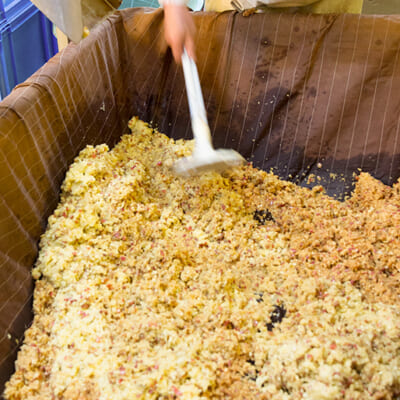 漬物屋ならではの重しの技術で絞ります