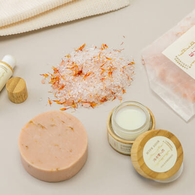 紅花を活用したスキンケアシリーズ「紅の艶や花」