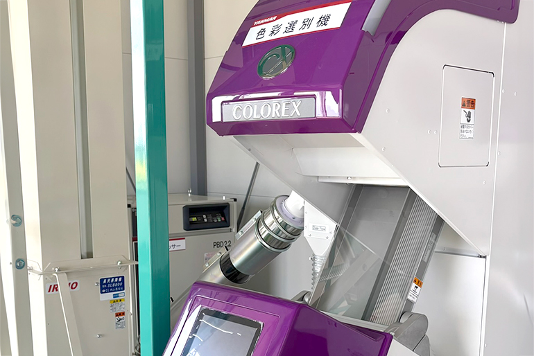 色彩選別機で「着色した不良米」や「異物」を除去