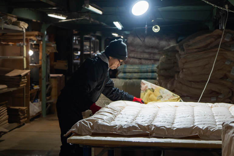 熟練の職人が仕上げる、繊細な寝心地の布団