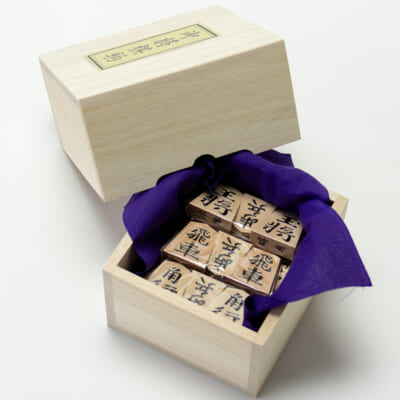 将棋駒 斧折 特上彫 錦旗（桐箱入り）