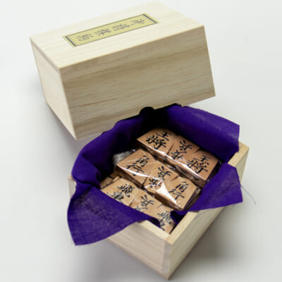 将棋駒 斧折 特上彫 菱湖（桐箱入り）