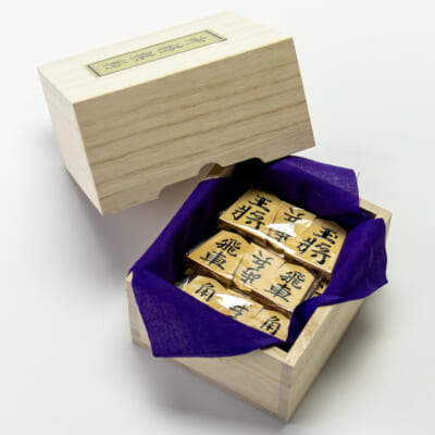 将棋駒 つげ 特上彫 錦旗（桐箱入り）