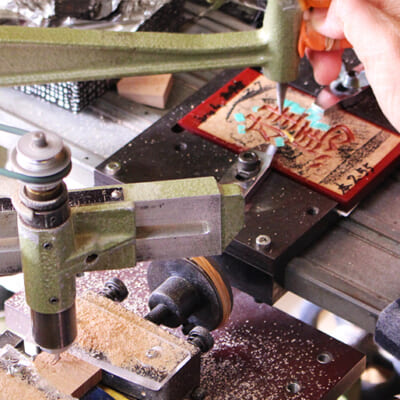 専用の機械を用いて、一駒ずつ手動で彫っています