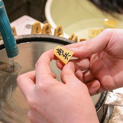 表面を研磨して余分な漆を落として完成