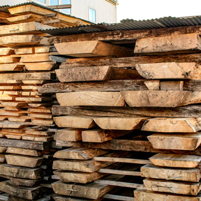 仕入れた木材は、3年以上かけて自然乾燥