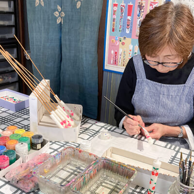 職人による熟練の技で生まれる、繊細な絵柄