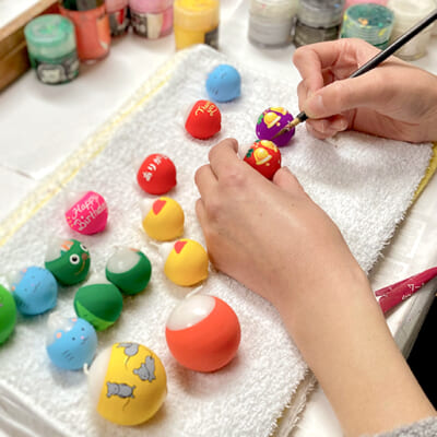 職人による熟練の技で生まれる、繊細な絵柄