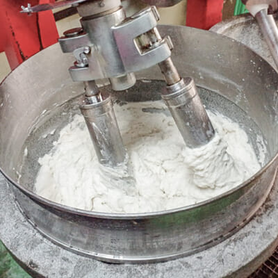 昔ながらの「石臼製法」が生む独特の食感