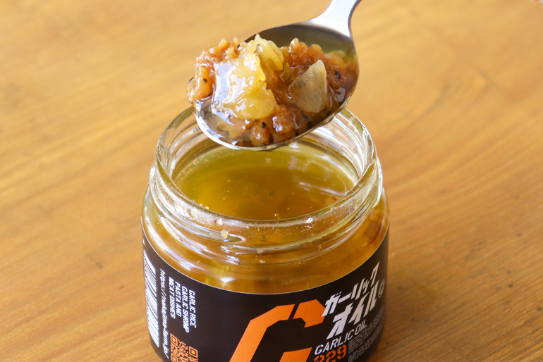 サッとかけるだけ！旨み溢れるガーリックオイル