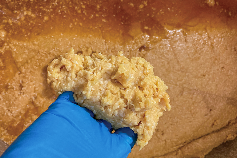 味噌の風味を引き立てる「天地返し」