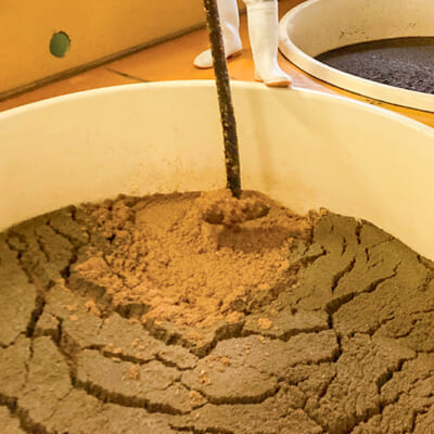 風味豊かな醤油に仕上げる「もろみの攪拌」