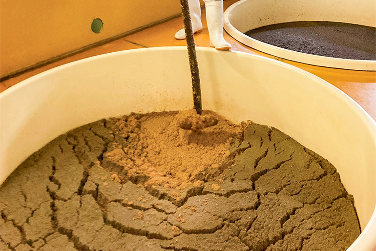 風味豊かな醤油に仕上げる「もろみの攪拌」