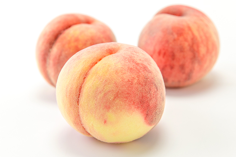 緻密な果肉とジューシーな果汁の白桃