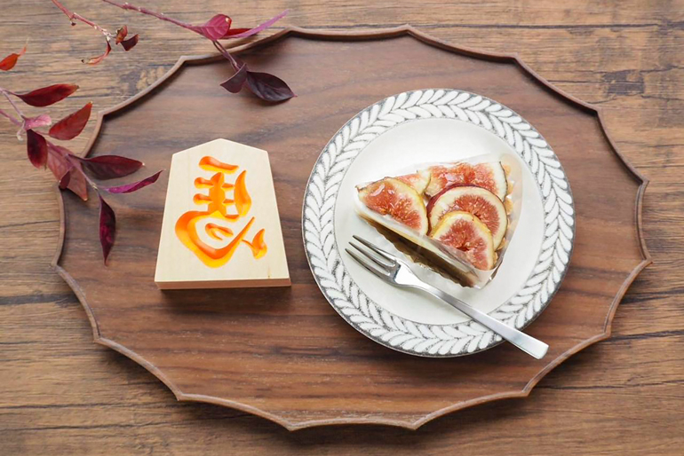 「陰陽」をイメージしたデザインの木製トレイ