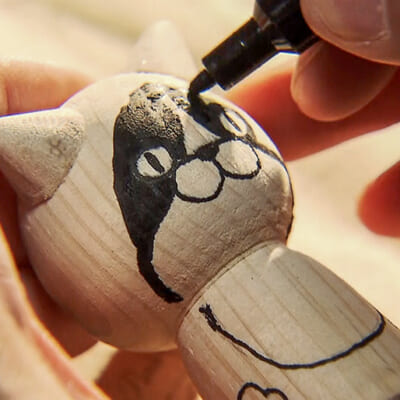 手描きの表情が味わい深い「猫型こけし」