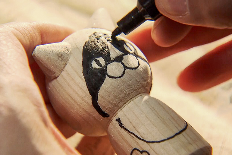 手描きの表情が味わい深い「猫型こけし」