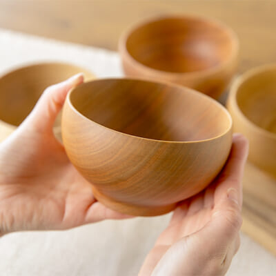 天然木の温かみを感じる「めいぼく椀」