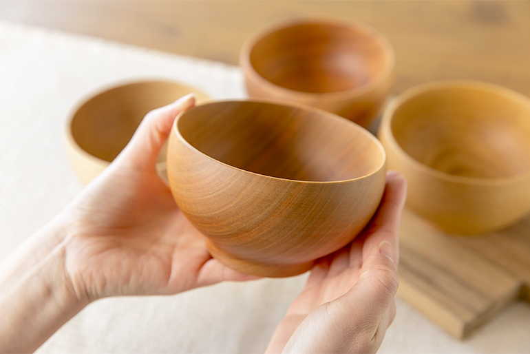 天然木の温かみを感じる「めいぼく椀」