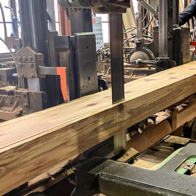 職人の目利きで木材を厳選・製材