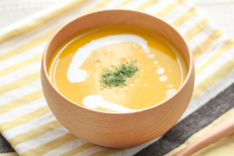 断熱性の高い天然木は、温かい料理をよそうのに最適！