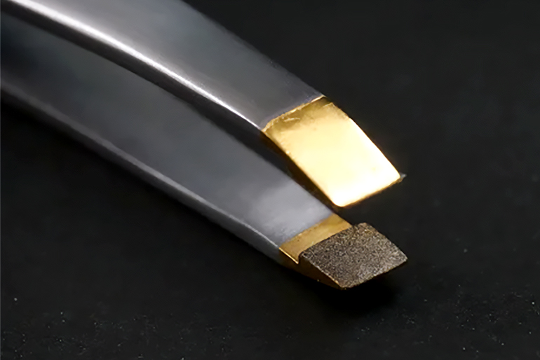 軽い力でしっかり掴む、ピンセット