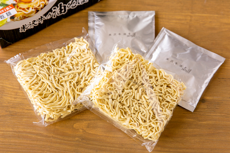 乾麺とタレがセットになっています！