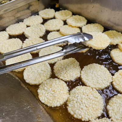 お米を粒のまま成型することで、サクサクとした食感に