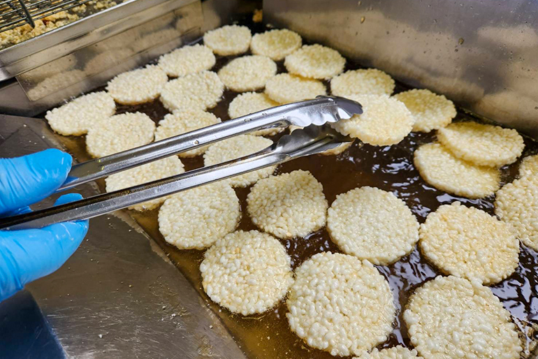 粒を残した成型と、味を引き立てる2つの形状