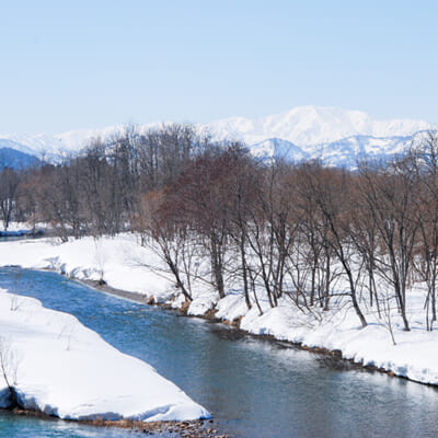 飯豊連峰の雪解け水と「鳴き砂」の地層