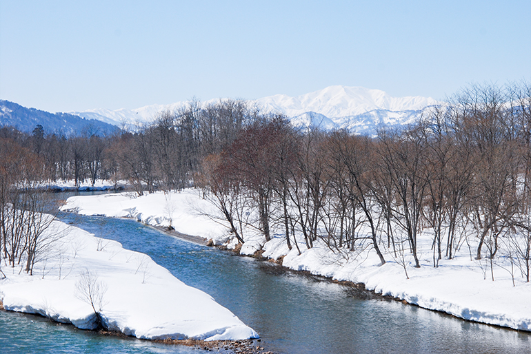飯豊連峰の雪解け水と「鳴き砂」の地層